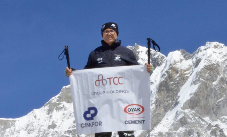 OYAK Çimento’nun Adana Fabrika Direktörü Mustafa Turan, dünyanın en yüksek zirvesi olan Everest Tepesindeki Base Camp tırmanışını başarıyla gerçekleştirdi.