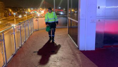 Büyükşehir'den üst geçitlere buzlanma müdahalesi