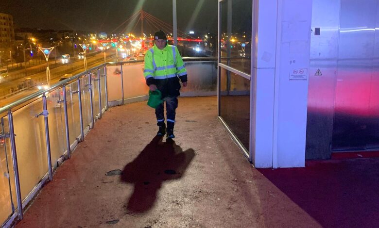 Büyükşehir'den üst geçitlere buzlanma müdahalesi