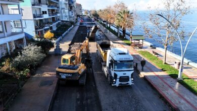 Kocaeli Büyükşehir Belediyesi, kent genelinde yol yapım ve onarım çalışmalarını titizlikle sürdürerek vatandaşların ulaşım konforunu artırıyor.