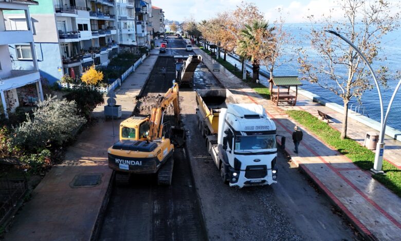 Kocaeli Büyükşehir Belediyesi, kent genelinde yol yapım ve onarım çalışmalarını titizlikle sürdürerek vatandaşların ulaşım konforunu artırıyor.