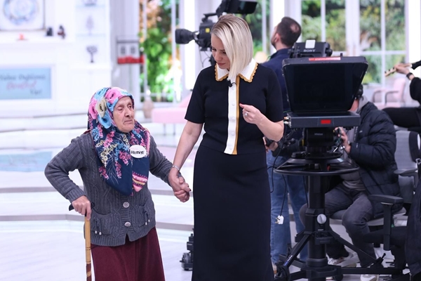 Esra Erol Hilmiye Teyze’nin Umudu Oldu