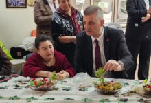 Gölcük’te Çiçekler Engelleri Aştı