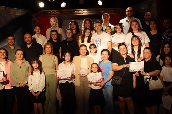 İzmit Belediyesi Sanat Akademisi’nde Mezuniyet Sevinci