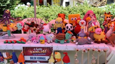 İzmit Çarşısı bünyesinde üretim yapan katılımcıların yer aldığı şenlikte, vatandaşlar hem alışveriş yapma hem de birbirinden renkli etkinliklere katılma fırsatı buluyor.