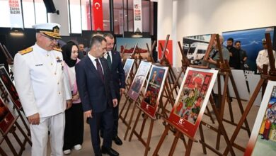 Darbe girişimine karşı milletin ortaya koyduğu destansı direniş ve iradenin vurgulandığı eserlerin yer aldığı merkezde anı defterini imzalayan Vali İlhami Aktaş,